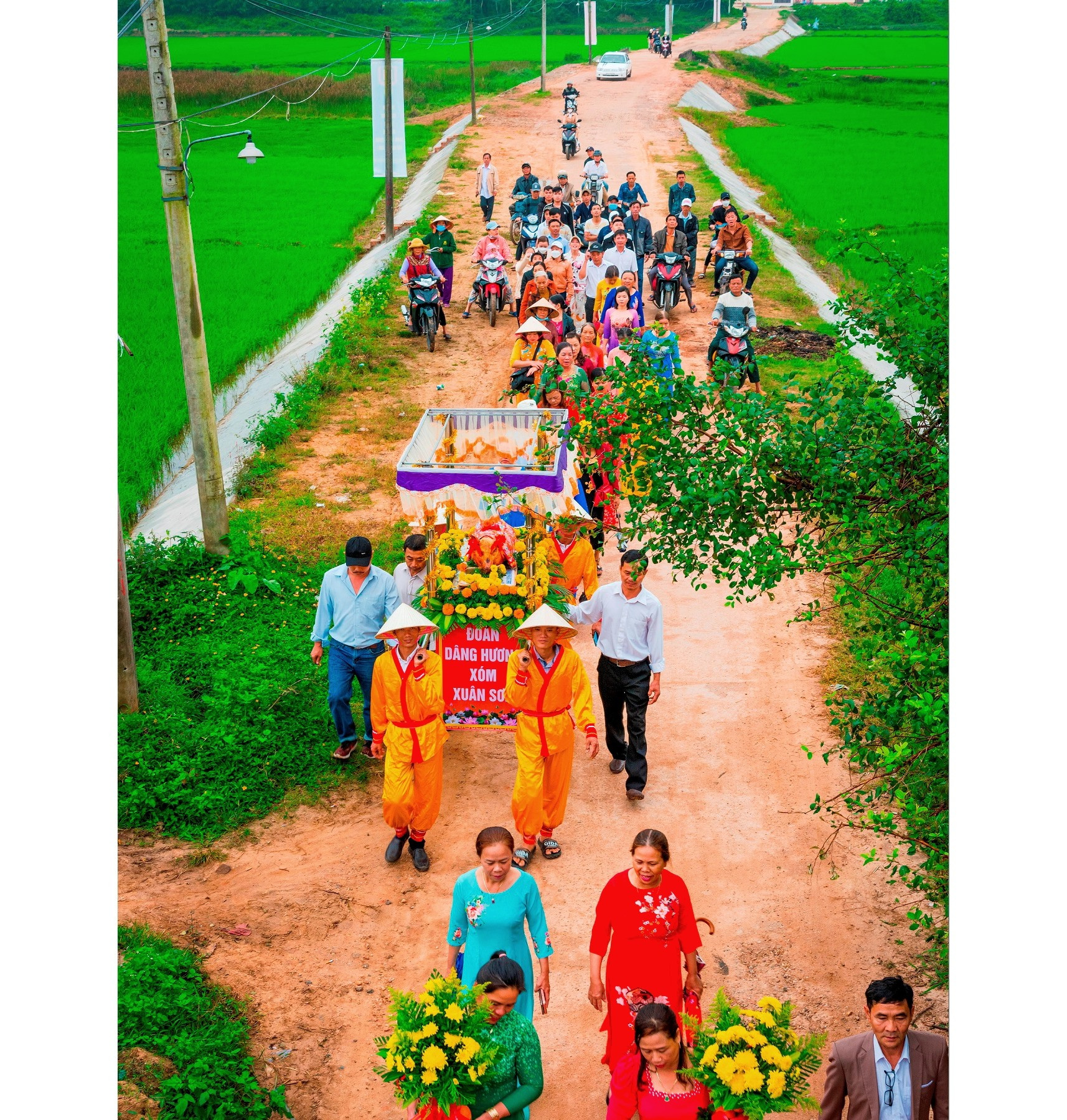 Dâng làng Chiêm Sơn dâng lễ vật cúng Bà. Ảnh: N.T
