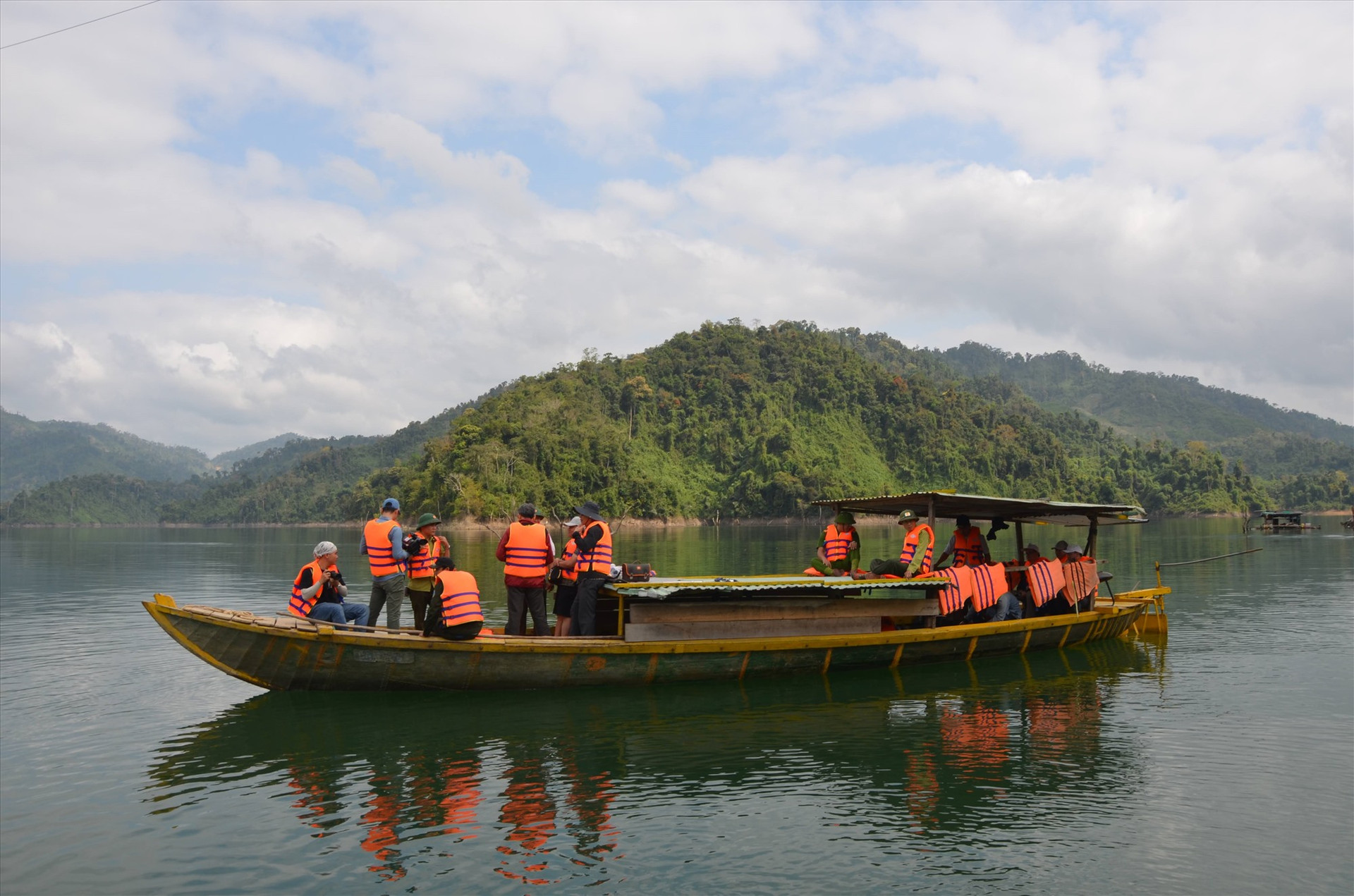 Tuần tra, kiểm tra rừng trong Vườn quốc gia Sông Thanh.