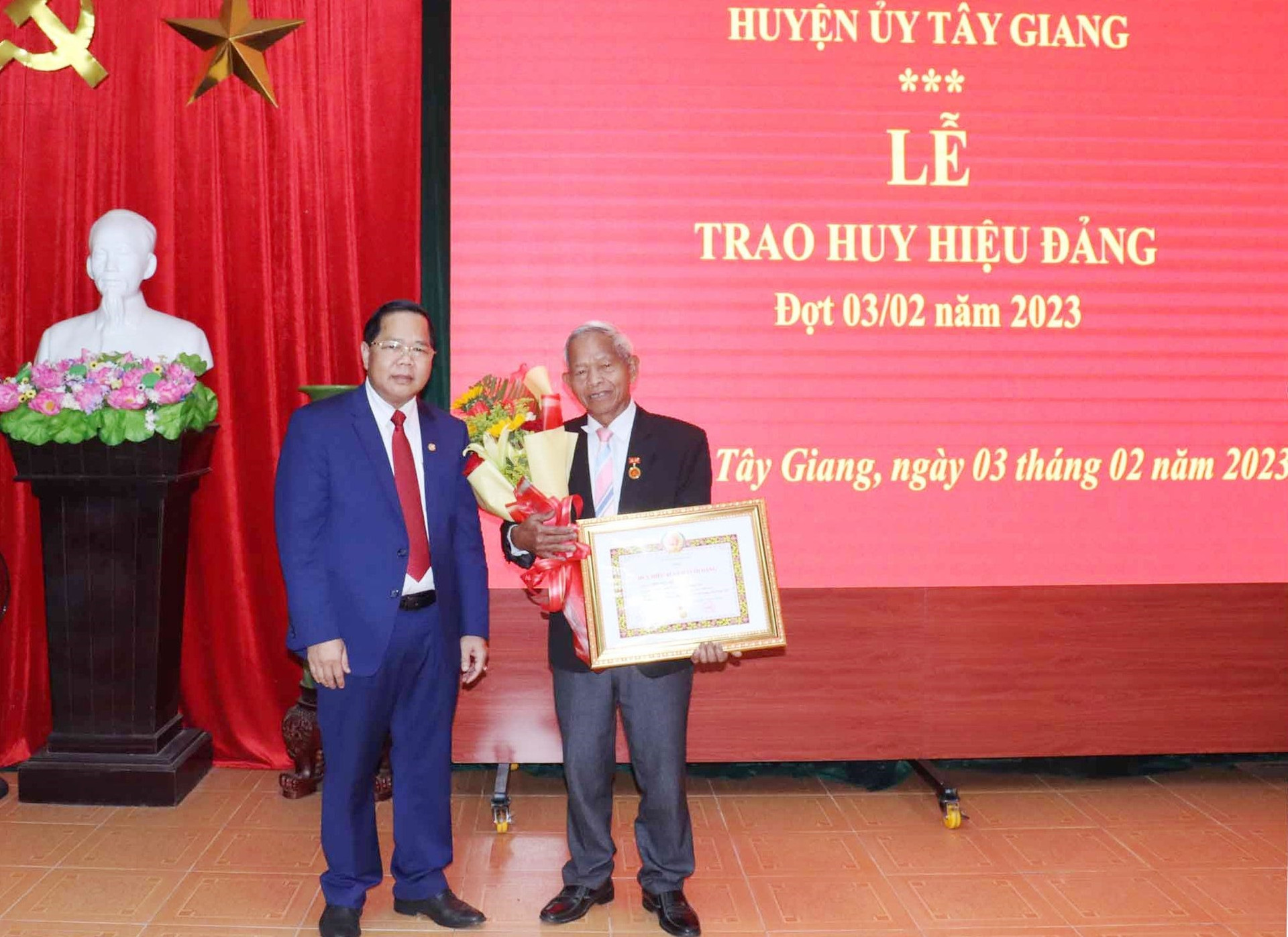 Huyện ủy Tây Giang trao tăng huy hiệu 45 tuổi Đảng cho đồng chí Bhling Hú. Ảnh H.Thúy