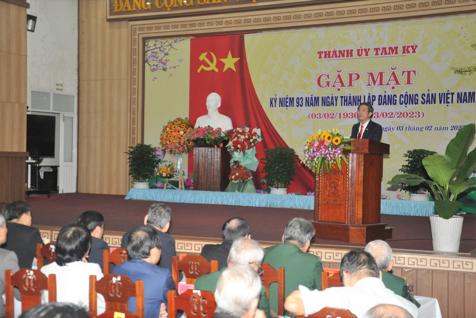 Bí thư Thành ủy Tam Kỳ Trần Nam Hưng đọc diễn văn tại lễ kỷ niệm 93 năm ngày thành lập Đảng CSVN. Ảnh: X.P