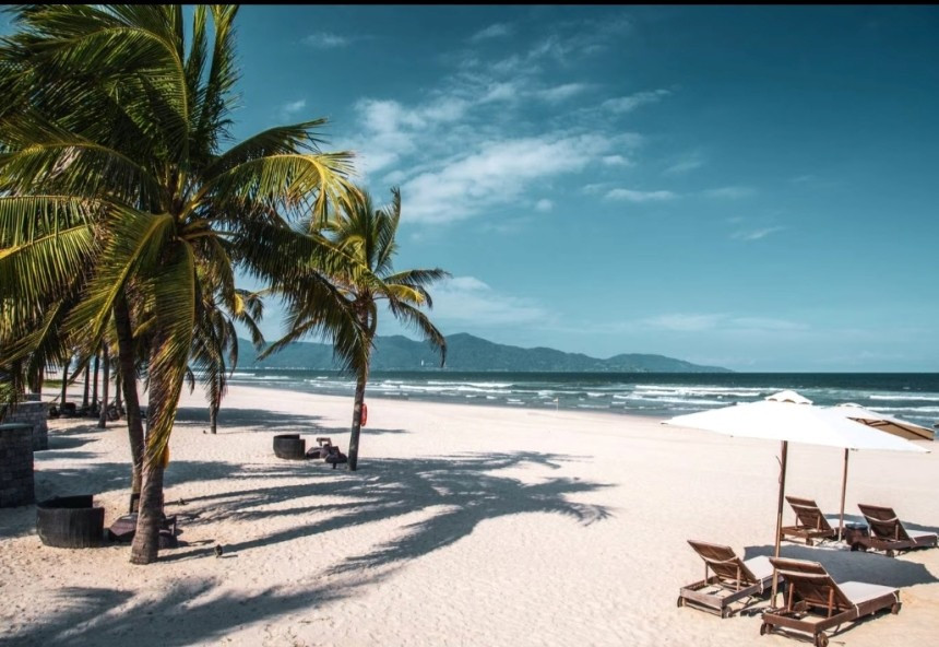 Bãi biển Đà Nẵng có dải cát trắng mịn uốn lượn thoai thoải rất lý tưởng để du khách nước ngoài tắm nắng vào mùa hè. Ảnh NZ Herald News