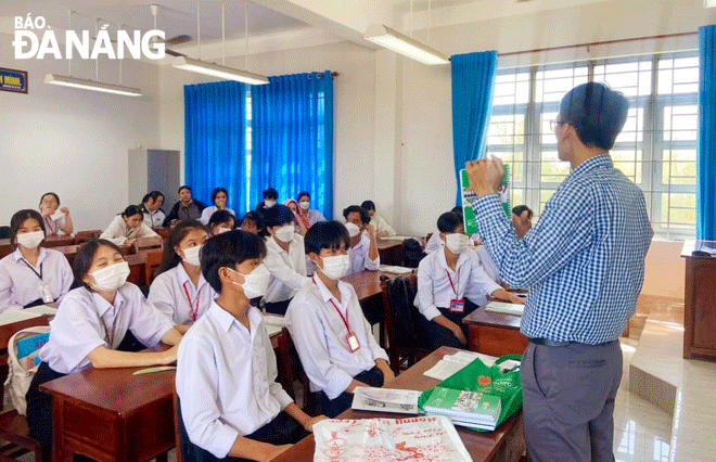 Trường Đại học Đông Á tư vấn tuyển sinh cho học sinh Trường THPT Võ Thị Sáu, tỉnh Phú Yên vào đầu năm 2023.  Ảnh: NGỌC HÀ