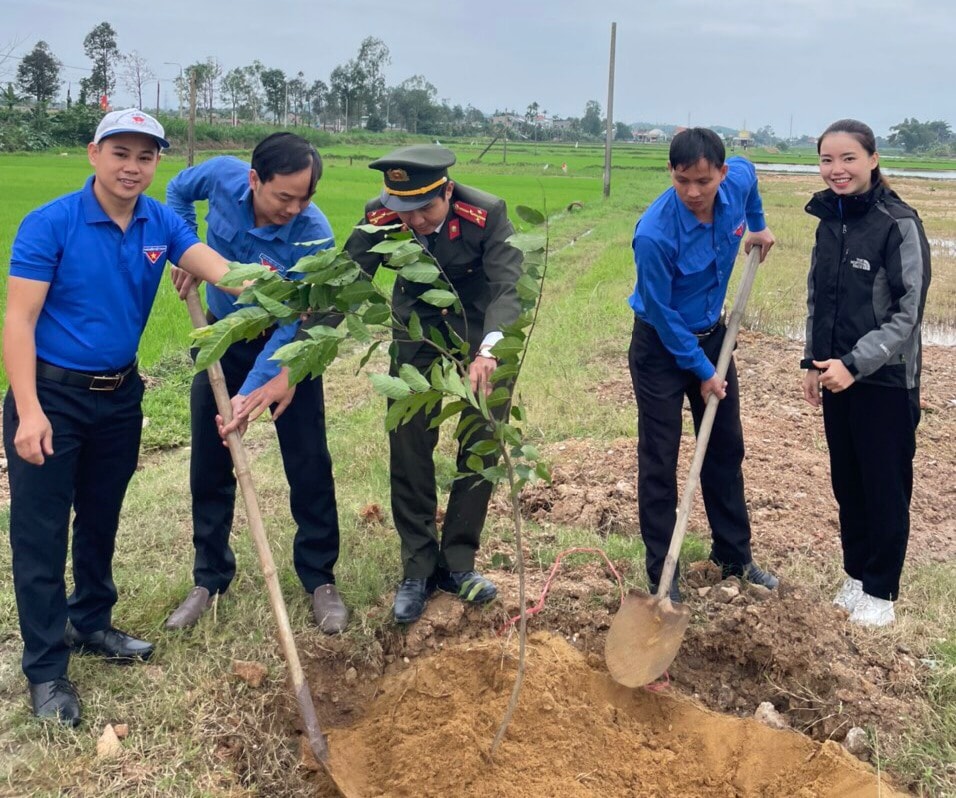 Nhộn nhịp trồng cây đầu năm tại huyện Duy Xuyên. Ảnh: H.H