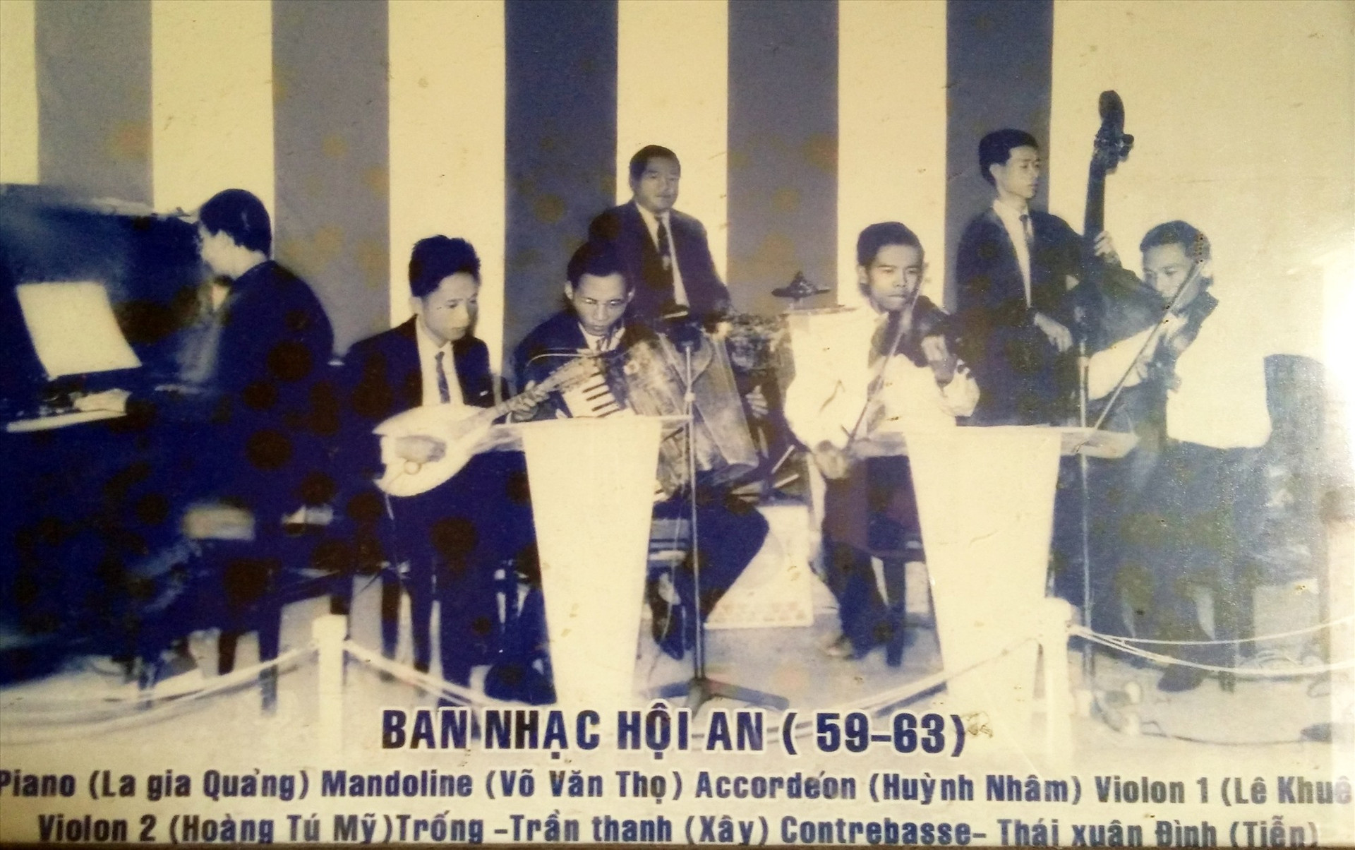 Nhạc sĩ Hoàng Tú Mỹ và Ban nhạc Hội An, 1959 – 1963 (ngoài cùng bên phải). Ảnh: T.N.N