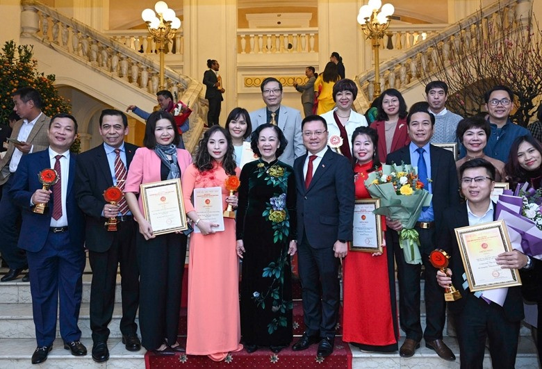 Trưởng Ban Tổ chức Trung ương, Trưởng Ban Chỉ đạo Giải Báo chí toàn quốc về xây dựng Đảng Trương Thị Mai cùng với các tác giả, nhóm tác giả đoạt giải tại Lễ trao giải.