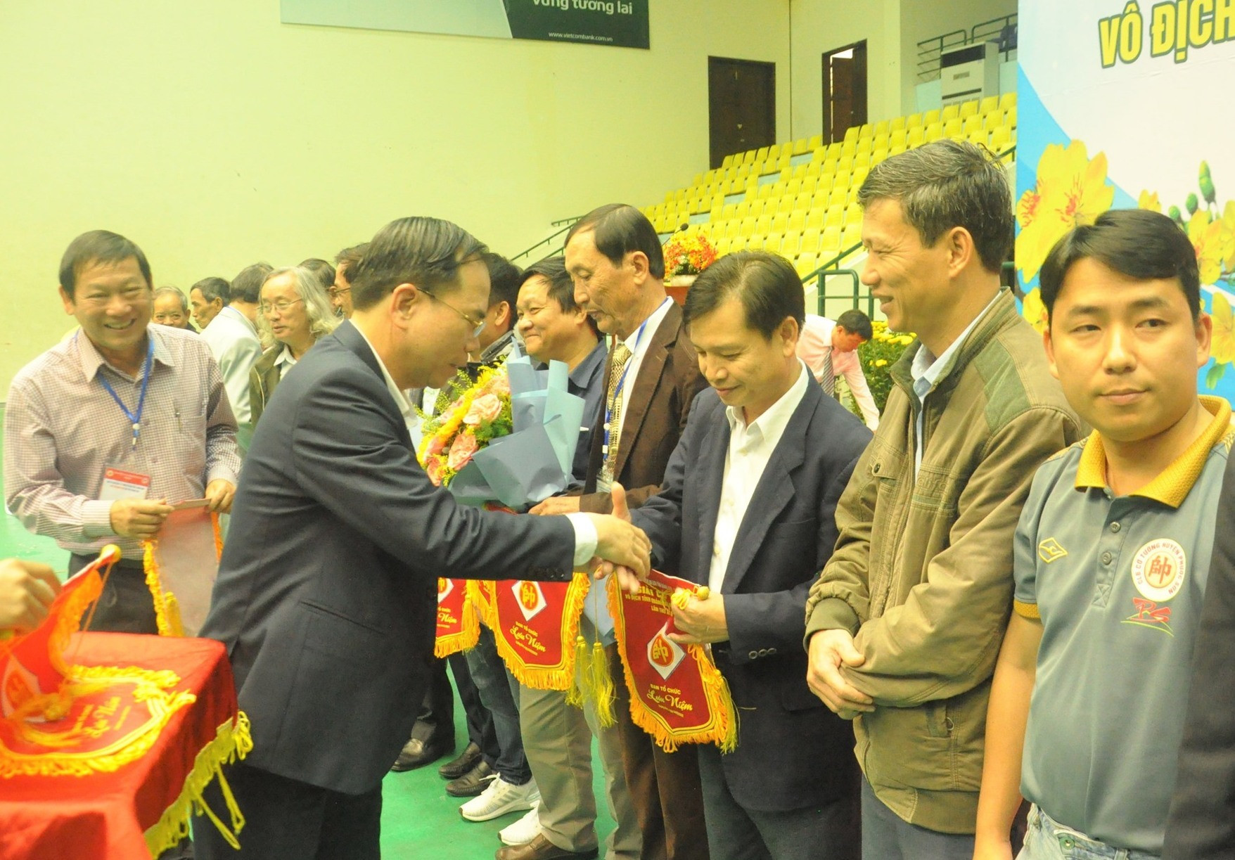 Giám đốc Sở VH-TT&DL Nguyễn Thanh Hồng tặng cờ động viên các đoàn tại lễ khai mạc. Ảnh: T.V