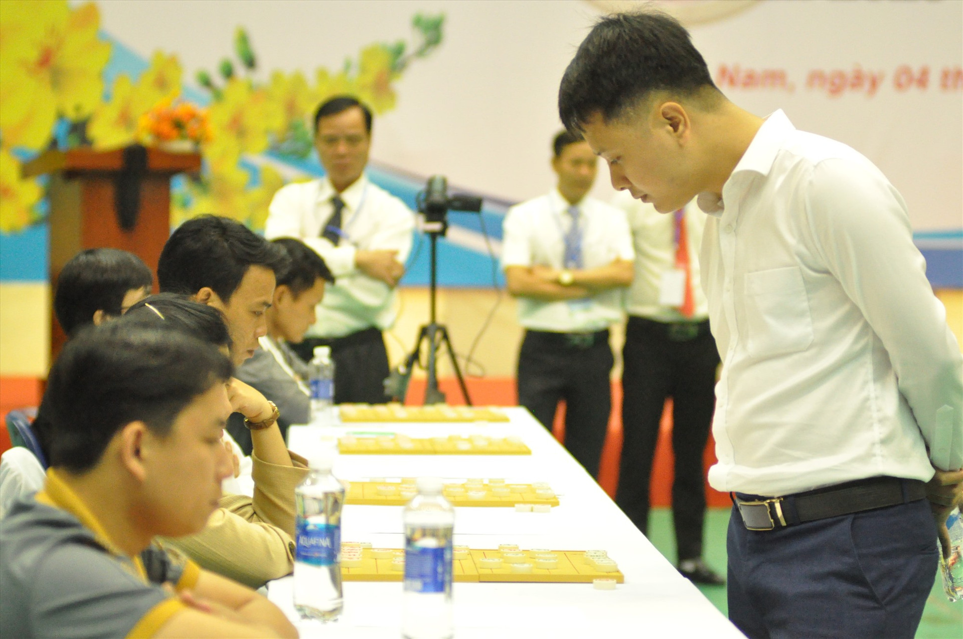 Kỳ thủ Đặng Hữu Trang thi đấu trực tiếp với 5 kỳ thủ cùng lúc. Ảnh: T.V