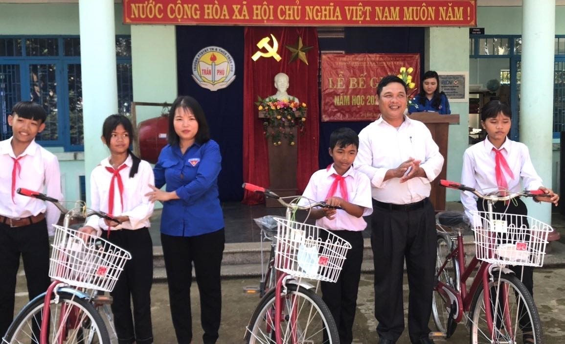 AIA Quảng Nam phối hợp với Chi đoàn Báo Quảng Nam trao tặng xe đạp cho học sinh nghèo xã Trà Kót, huyện Bắc Trà My. Ảnh tư liệu