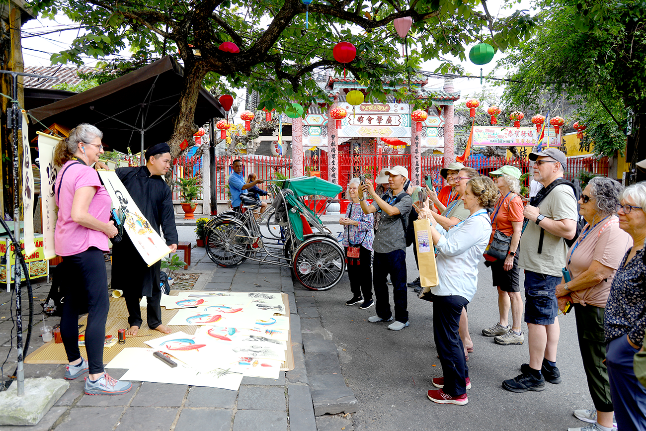Các hoạt động trên đường phố cổ trong dịp lễ hội Tết Nguyên tiêu tại Hội An. Ảnh: L.T.K.
