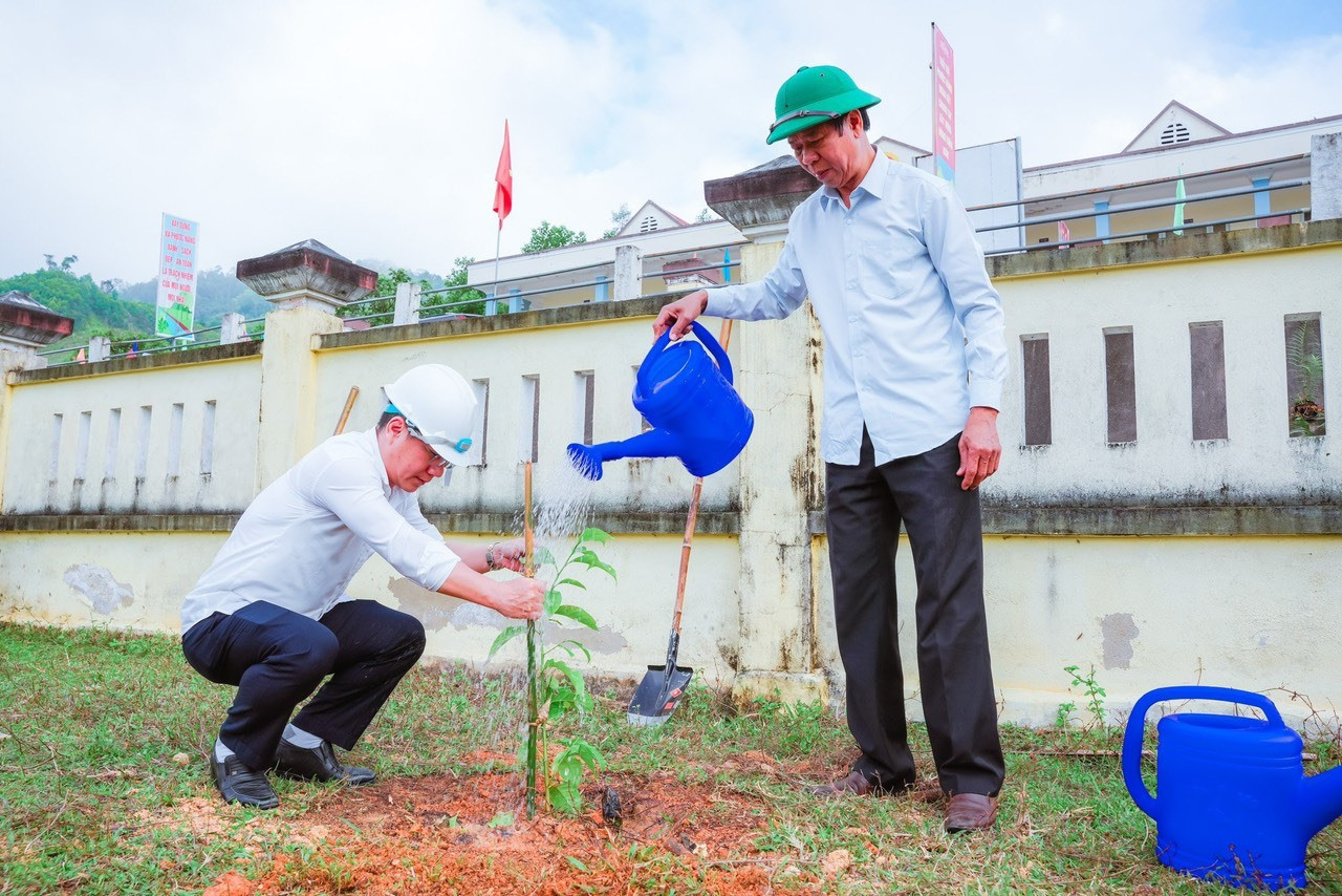 lãnh đạo huyện cùng các ngành, địa phương và nhân dân trồng 100 cây giổi tại sân vận động xã Phước Năng.