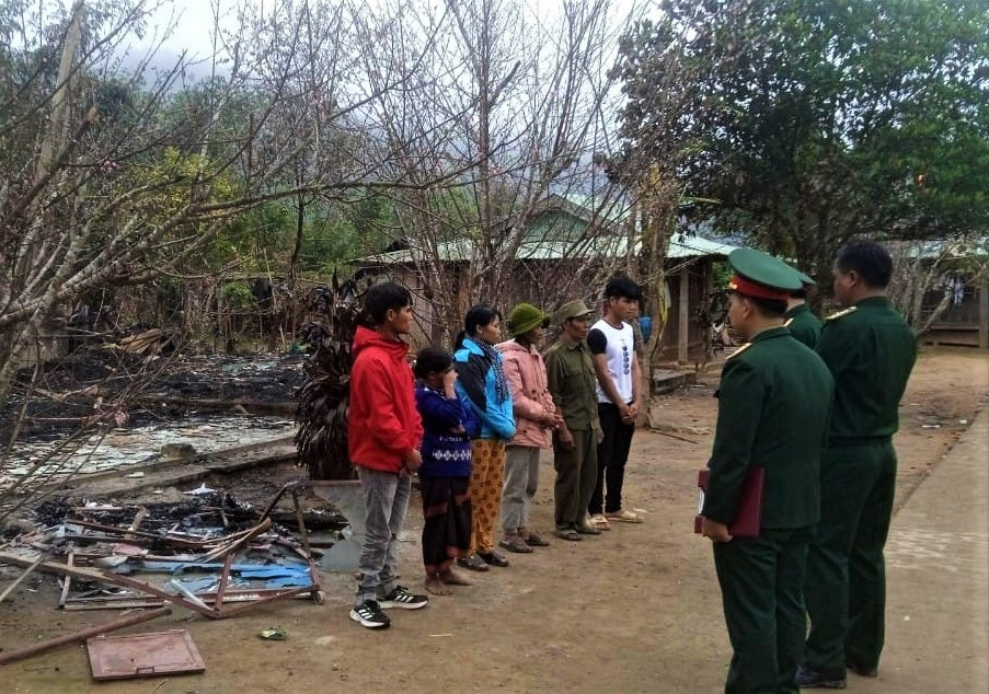 Đại diện Ban CHQS huyện Tây Giang thăm, động viên các hộ dân bị cháy nhà. Ảnh: CTV