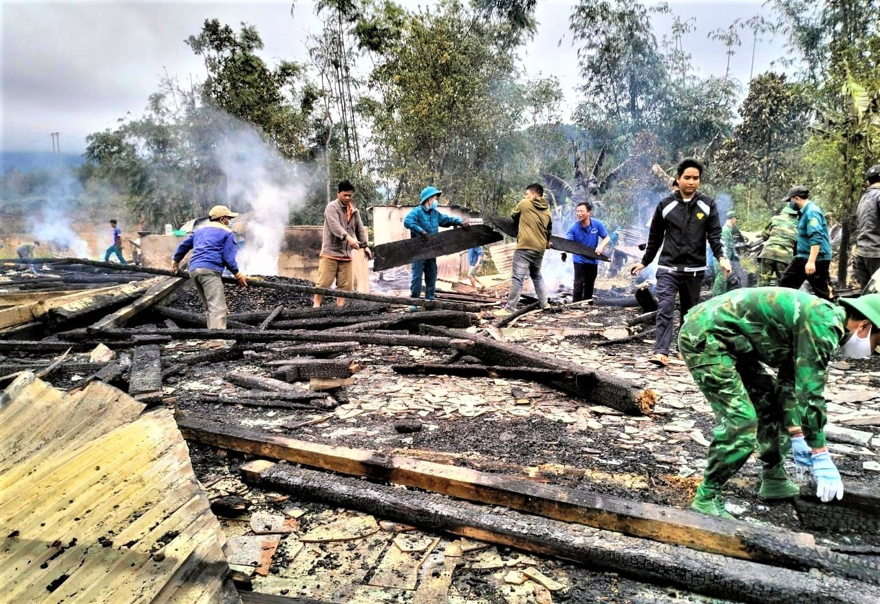 Các Lực lượng vũ trang Tây Giang cùng người dân tham gia khắc phục hậu quả sau vụ cháy. Ảnh: CTV