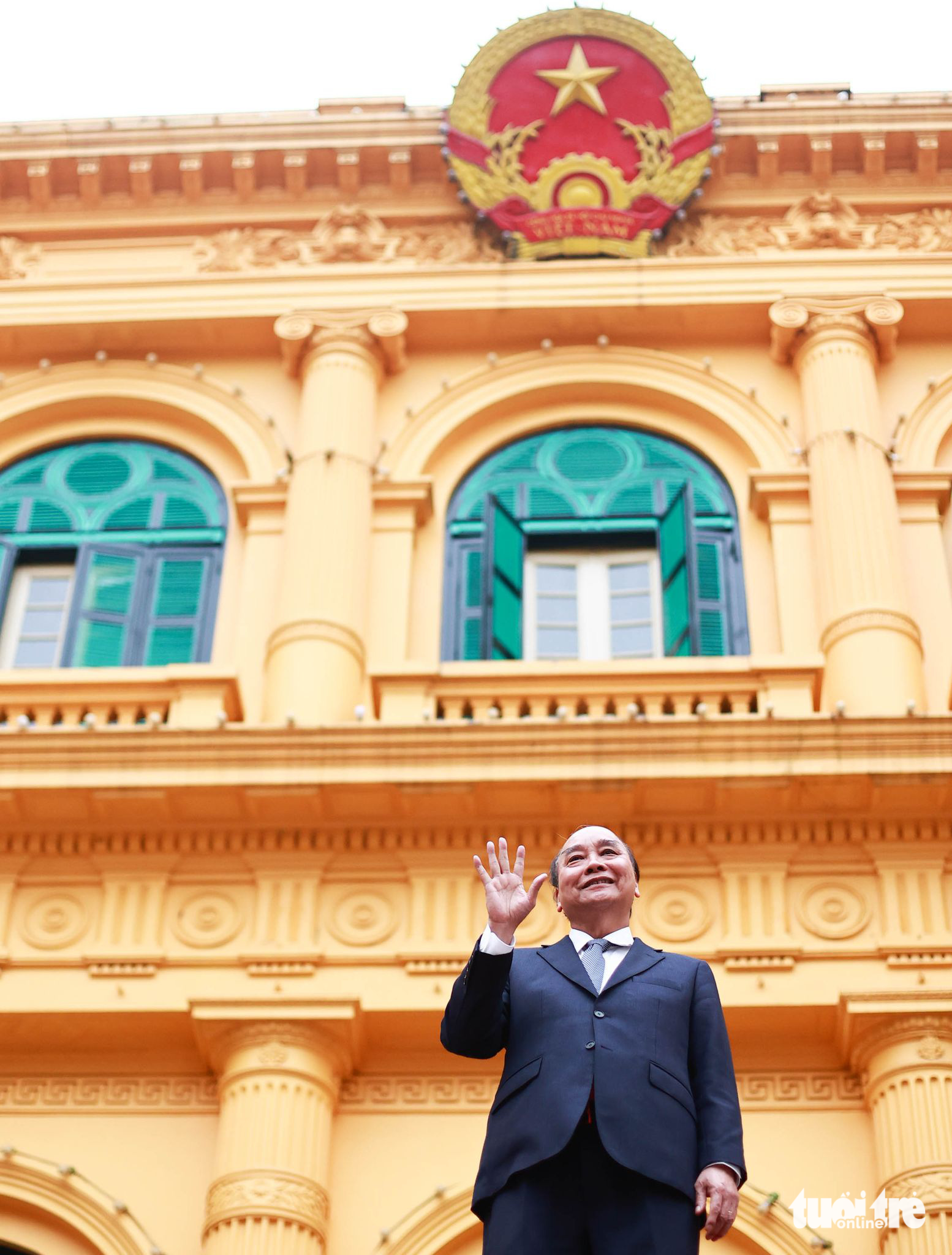 Nguyên Chủ tịch nước Nguyễn Xuân Phúc vẫy chào tạm biệt các cán bộ tại văn phòng Chủ tịch nước sau khi buổi lễ bàn giao công tác kết thúc - Ảnh: NGUYỄN KHÁNH/Tuổi Trẻ