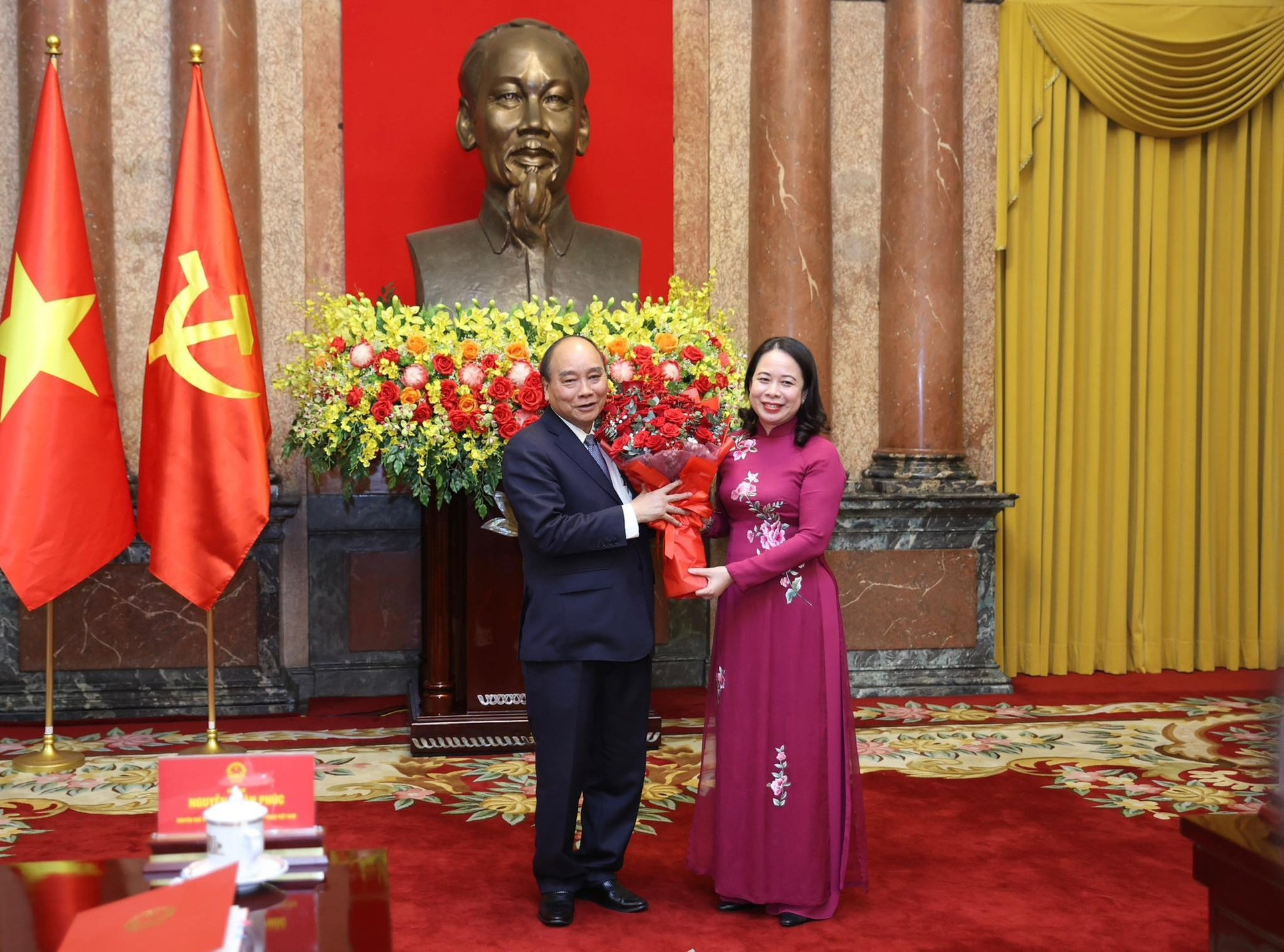 Quyền Chủ tịch nước Võ Thị Ánh Xuân tặng hoa nguyên Chủ tịch nước Nguyễn Xuân Phúc. Ảnh: Như Ý