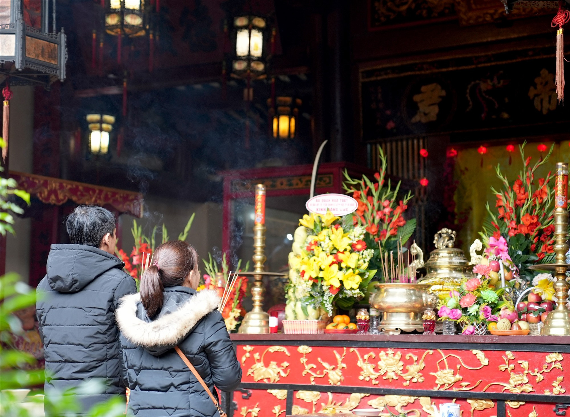 Phần lớn người đến chùa đều cầu mong gia đình bình an, cuộc sống ấm no, đủ đầy. Ảnh: H.Q