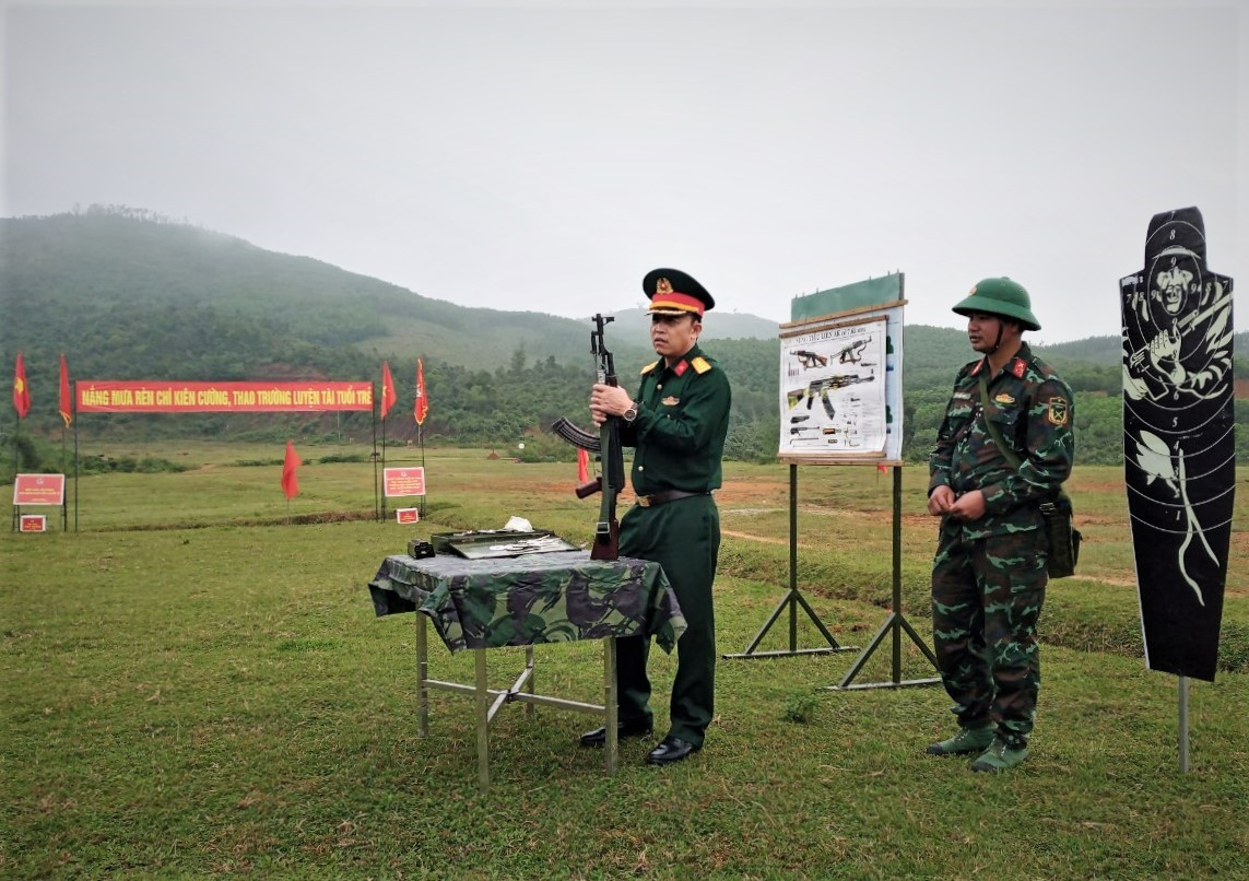 Thượng tá Trần Hữu Ích - Phó Chỉ huy trưởng kiêm Tham mưu trưởng Bộ CHQS tỉnh kiểm tra công tác chuẩn bị huấn luyện chiến sĩ mới tại Trung đoàn 885. Ảnh: Đ.N