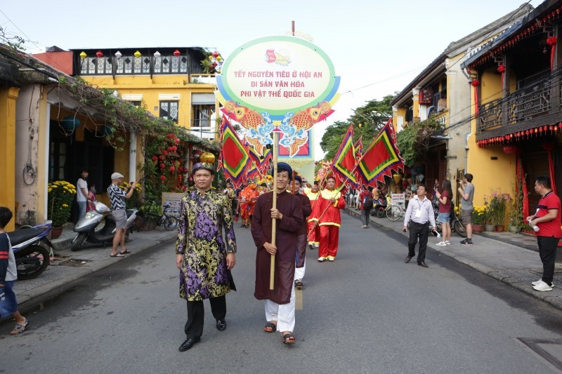 Trước lễ đón nhận, đoàn diễu hành rước danh hiệu Di sản văn hóa phi vật thể quốc gia Tết Nguyên tiêu ở Hội An đi dọc các tuyết đường trong phố cổ.