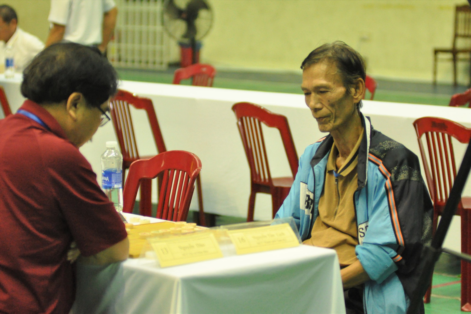 Kỳ thủ kỳ cựu Nguyễn Tấn Lịch (phải) không có đối thủ trong cuộc đua vô địch nội dung người cao tuổi. Ảnh: T.V