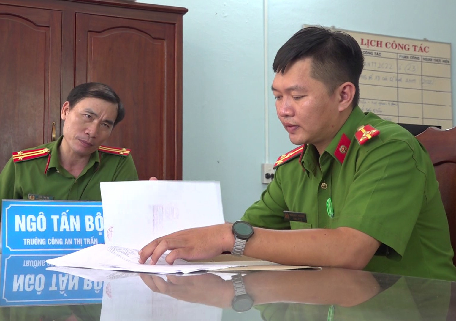 Thượng úy Trần Huy Phương báo cáo kế hoạch bắt đối tượng truy nã với chỉ huy đơn vị. Ảnh: X.Mai
