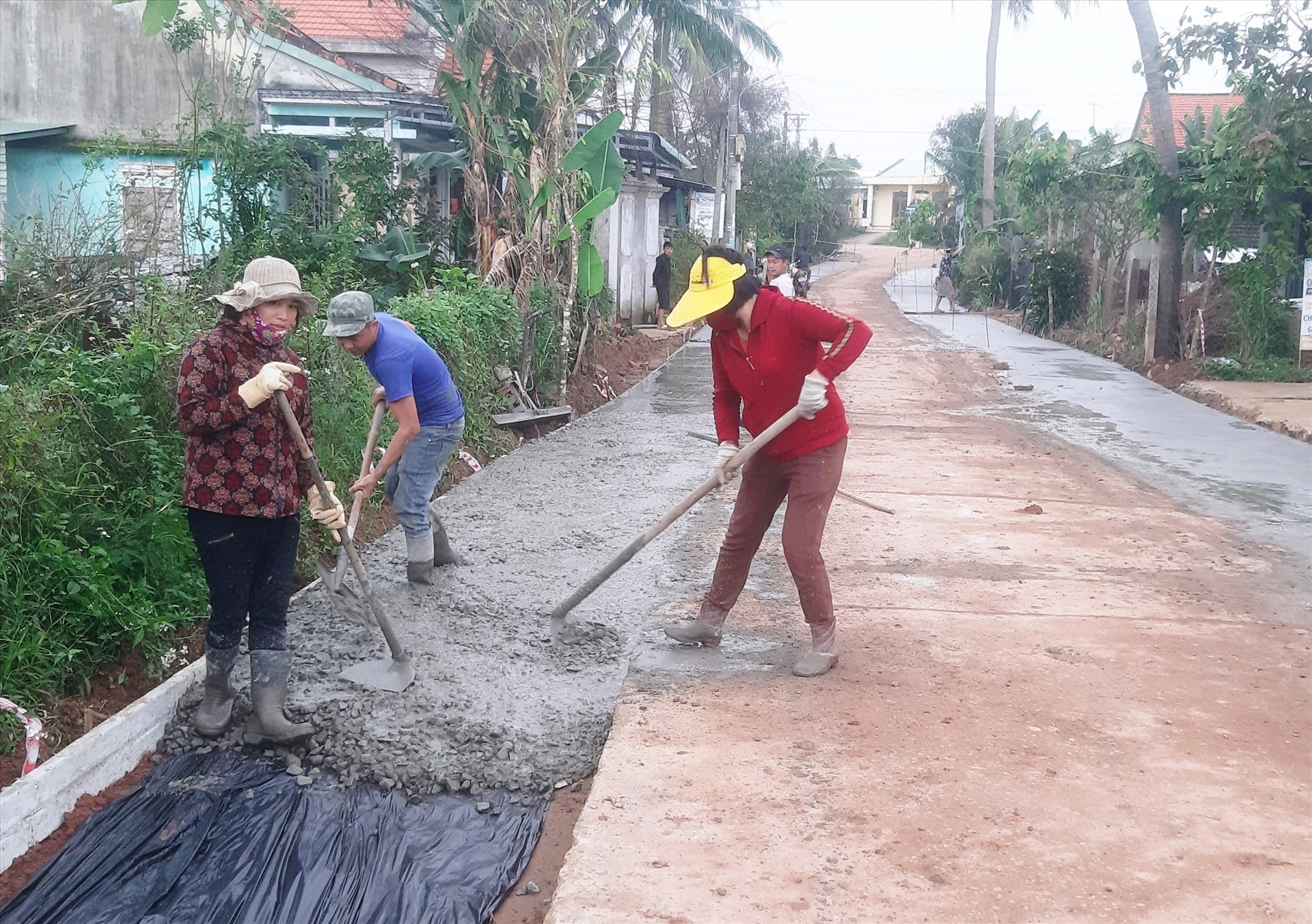 Nhiều hội viên nông dân ở xã Duy Hòa tích cực tham gia đổ bê tông đường giao thông nông thôn. Ảnh: L.P