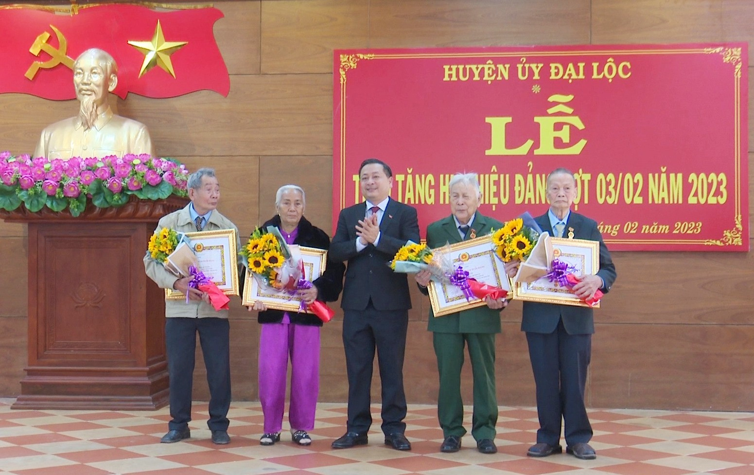 Bí thư Huyện uỷ - Nguyễn Hảo trao huy hiệu Đảng cho đảng viên. Ảnh: N.D