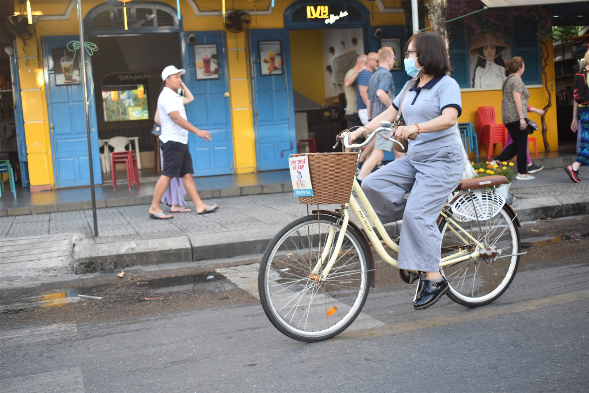 Du khách thuê xe đạp để tham quan quanh phố cổ.