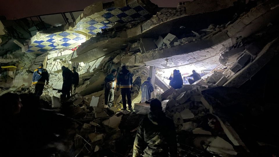 Lực lượng cứu hộ Syria tìm kiếm người mắc kẹt dưới đống đổ nát. Ảnh: Gettyimages