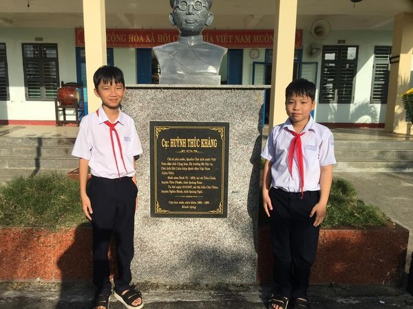 Hai học sinh Nguyễn Hoàng Duy và Bùi Anh Tuấn (trái sang phải).