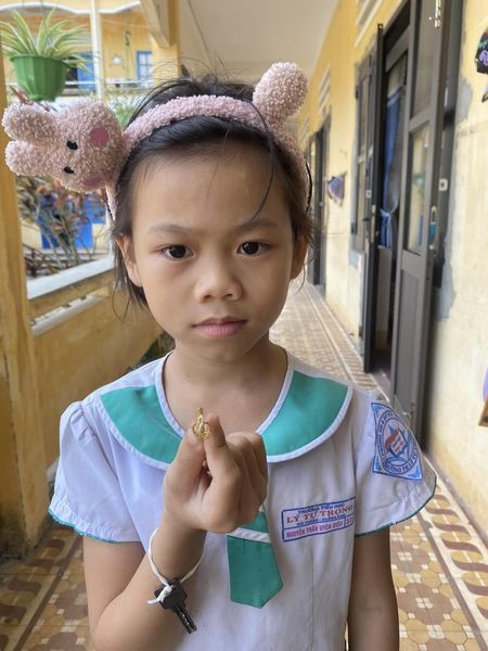 Em Nguyễn Trần Uyên Diệu nhặt được một bông tai bằng vàng đem đến trả lại cho cô giáo
