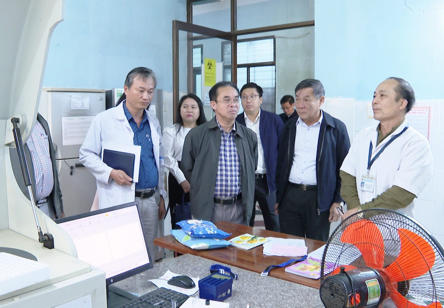 Phó Chủ tịch UBND tỉnh Trần Anh Tuấn kiểm tra công tác khám chữa bệnh tại Trung tâm Y tế Duy Xuyên. Ảnh: N.T