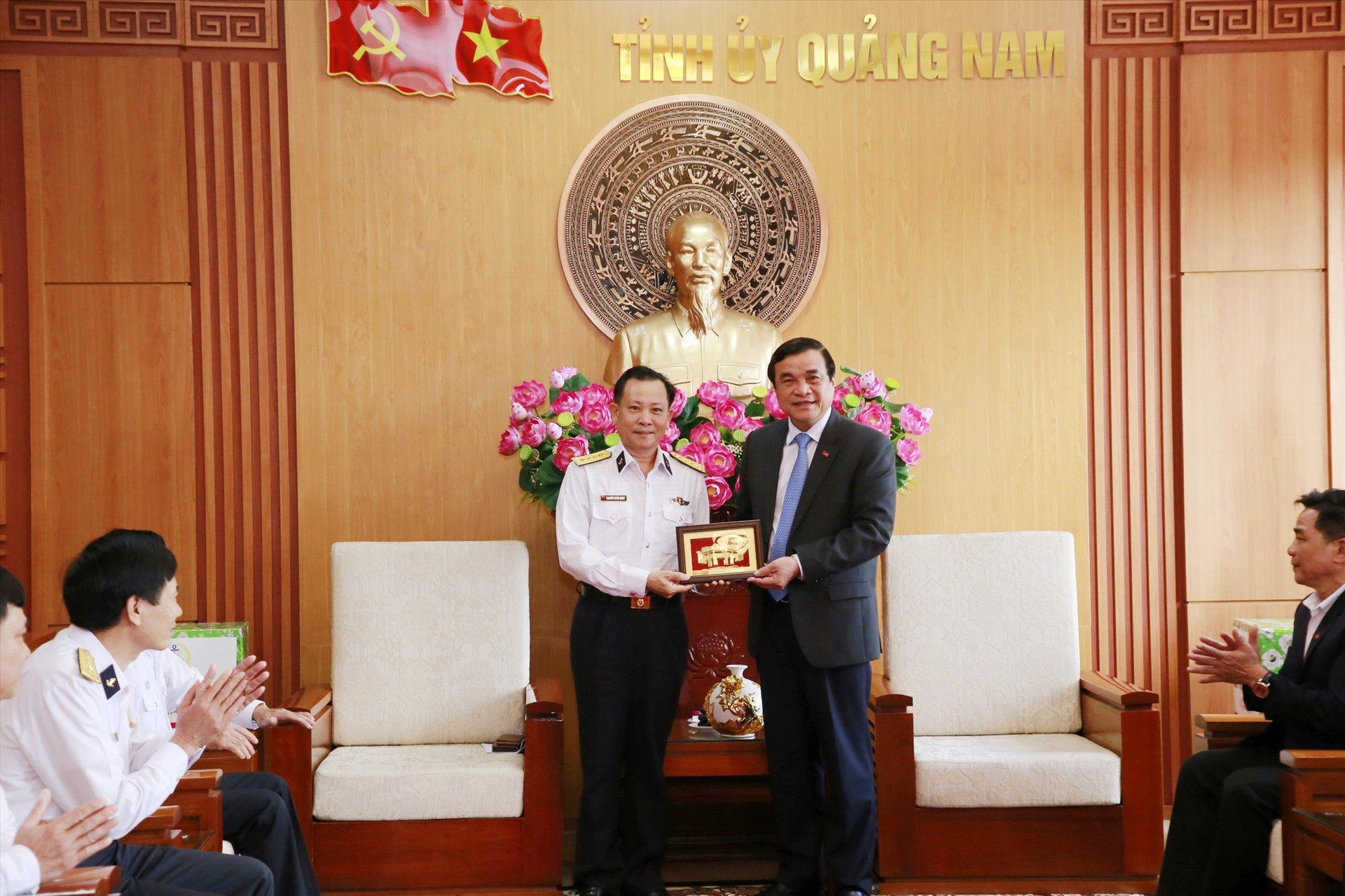 Bí thư Tỉnh ủy Phan Việt Cường tặng biểu trưng của tỉnh cho Đại tá Nguyễn Thiên Quân - Tư lệnh Vùng 3 Hải quân. Ảnh: T.C