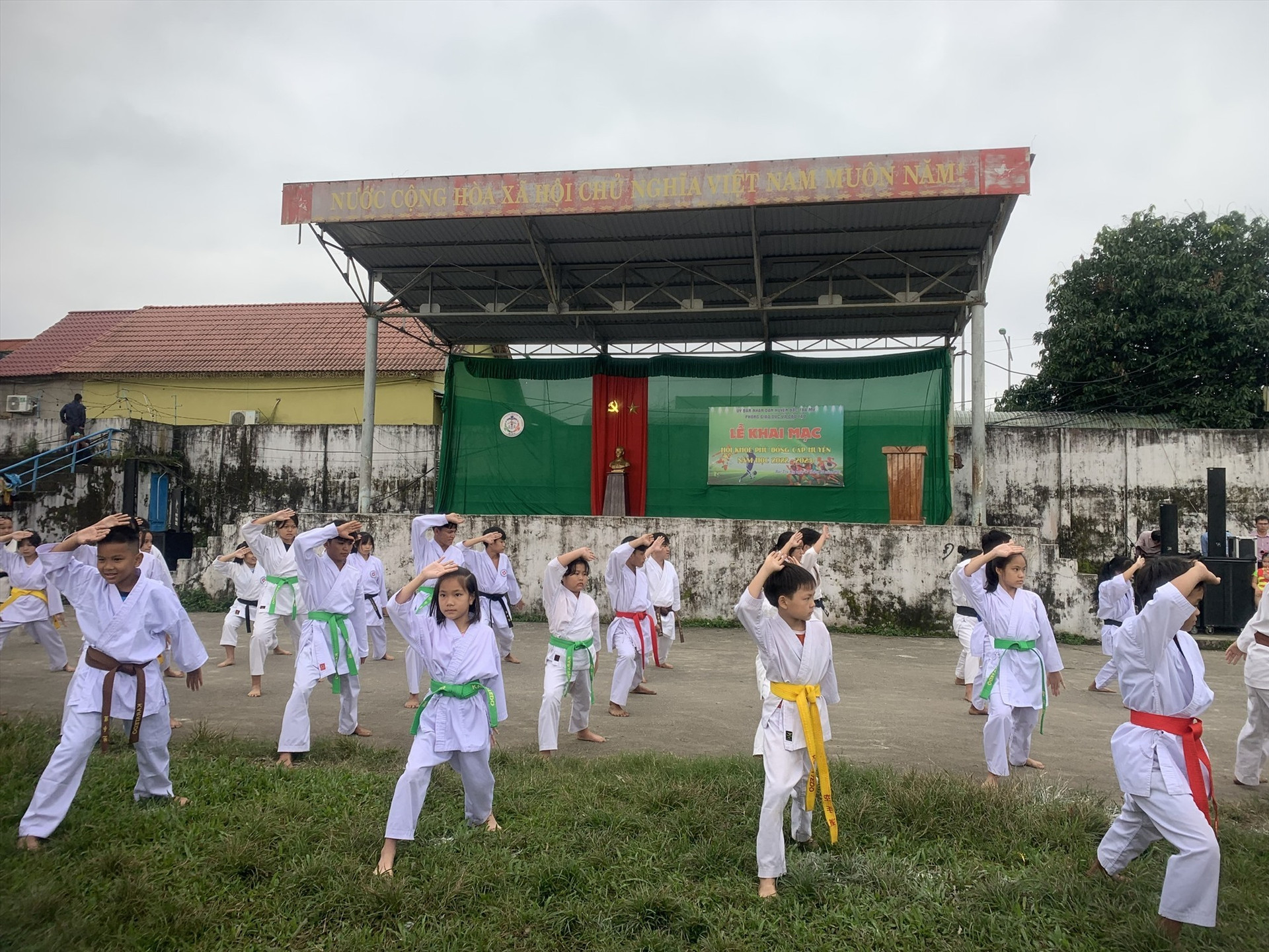 Phần trình diễn võ thuật của các em học sinh huyện Bắc Trà My tại Hội khỏe Phù Đổng năm học 2022-2023. Ảnh TÚ VÂN