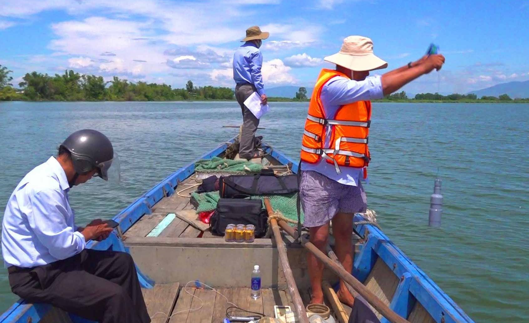 Công nhân Chi nhánh thủy lợi Điện Bàn đang kiểm tra nồng độ mặn trên sông Thu Bồn.