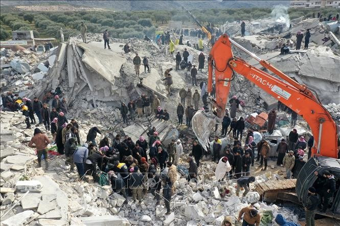 Lực lượng cứu hộ tìm kiếm nạn nhân trong đống đổ nát sau trận động đất tại Harim, tỉnh Idlib (Syria), giáp giới với Thổ Nhĩ Kỳ ngày 6/2/2023. Ảnh: AFP/TTXVN
