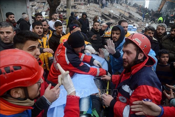 Lực lượng cứu hộ chuyển nạn nhân tại hiện trường đổ nát sau trận động đất tại Diyarbakir, Thổ Nhĩ Kỳ, ngày 6/2/2023. Ảnh: AFP/ TTXVN
