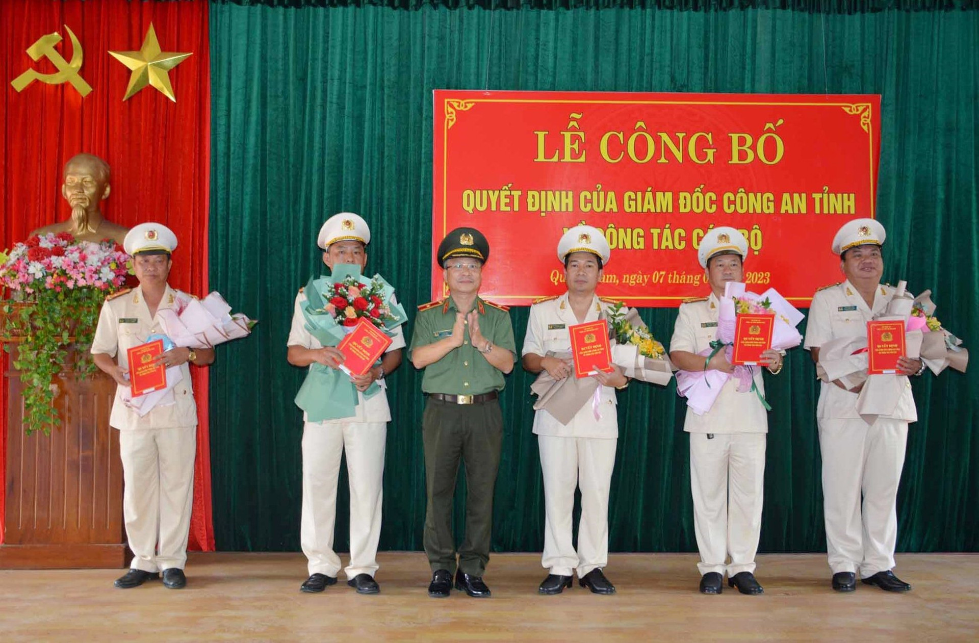 Thiếu tướng Nguyễn Đức Dũng, Giám đốc Công an tỉnh trao quyết định và tặng hoa chúc mừng các đồng chí được điều động. Ảnh: M.T