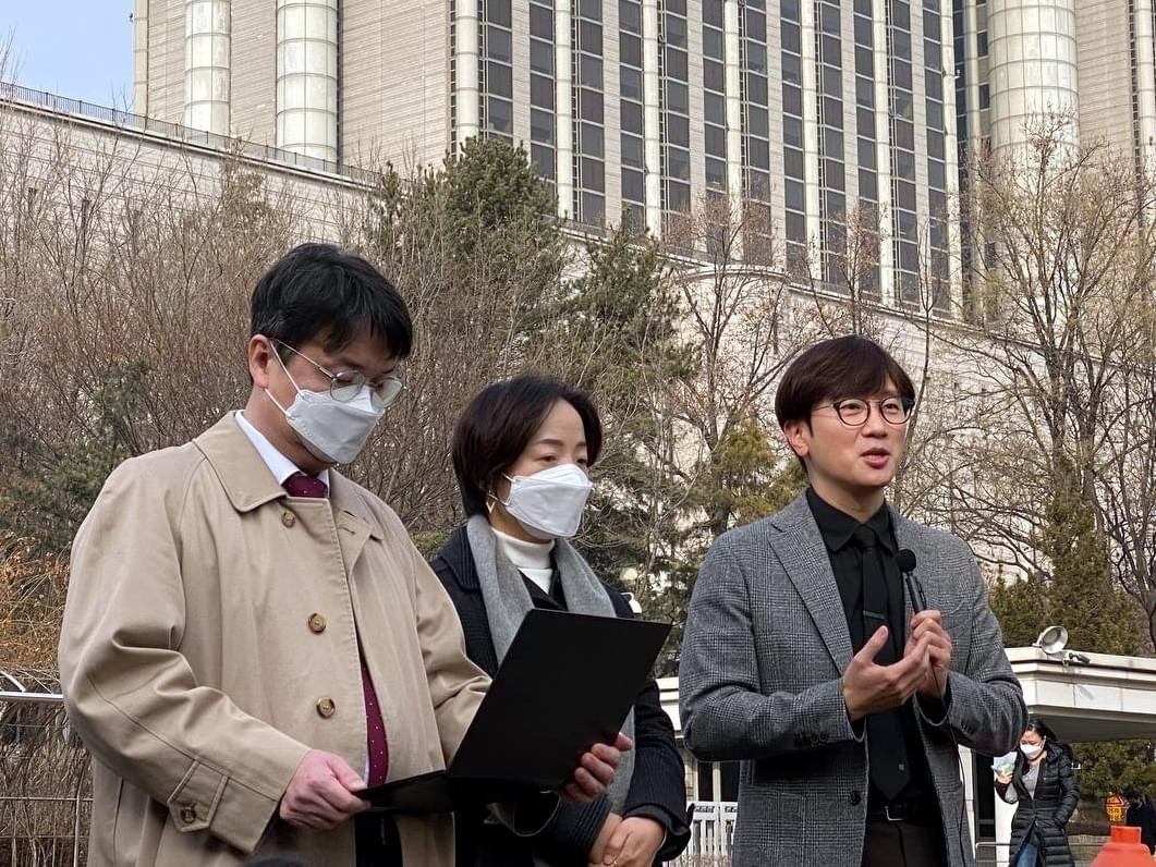 Luật sư Jaesung Lim- Người bảo vệ quyền lợi cho nguyên đơn Nguyễn Thị Thanh trong cuộc họp báo phía trước tòa án Seoul, sau khi phiên xử kết thúc.