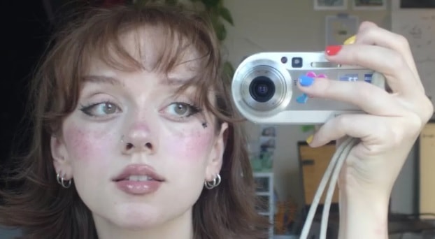 Katie Glasgow chụp ảnh và quay video bằng chiếc máy ảnh kỹ thuật số có từ những năm 2000. Ảnh: BBC