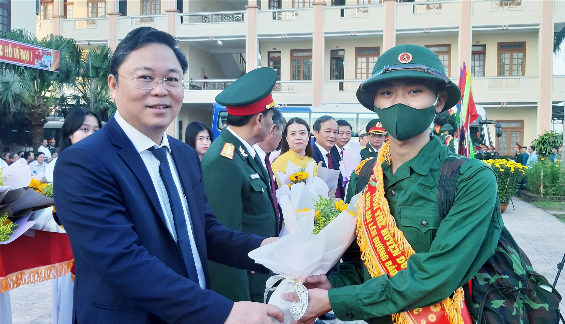 Chủ tịch UBND tỉnh Lê Trí Thanh tặng hoa động viên tân binh. Ảnh: T.S