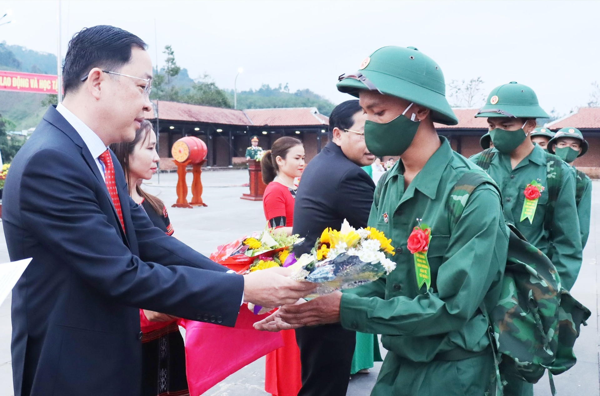 Lãnh đạo huyện Tây Giang tặng hoa, quà động viên các tân binh lên đường nhập ngũ. Ảnh H.Thúy