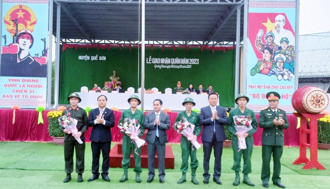 Phó Chủ tịch UBND tỉnh Trần Anh Tuấn cùng lãnh đạo huyện Quế Sơn tặng hoa động viên các tân binh. Ảnh: DUY THÁI
