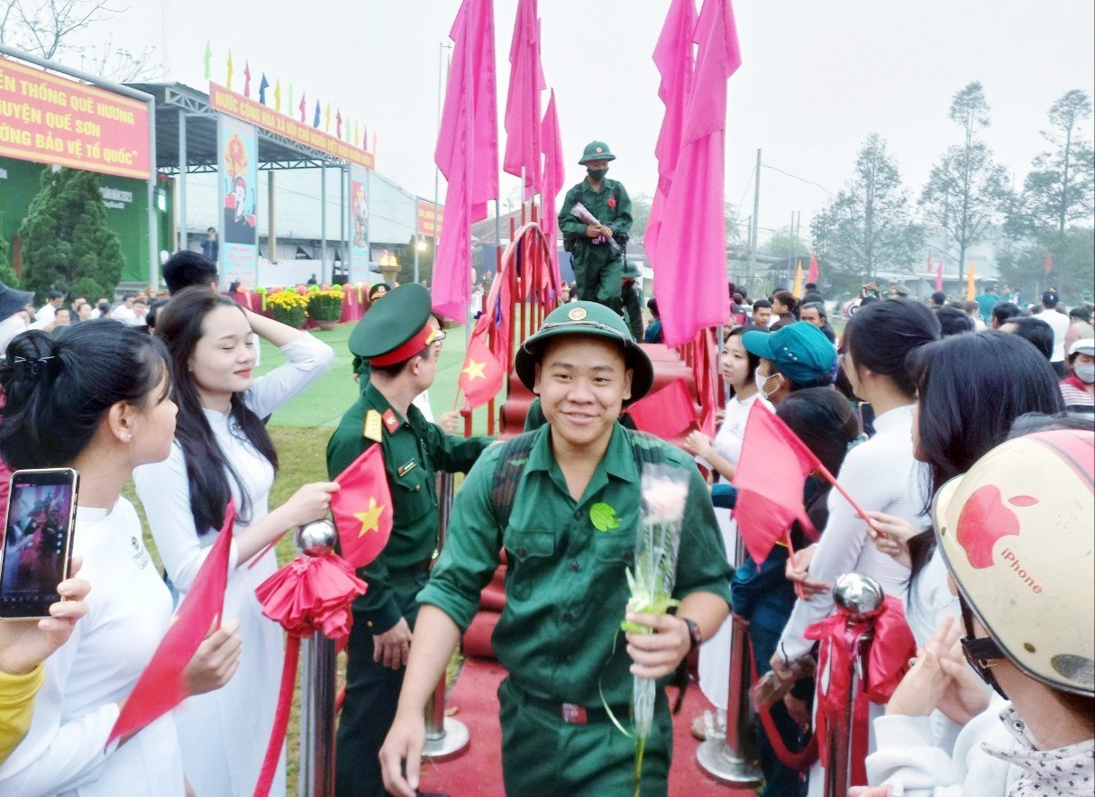 Các tân binh của huyện Quế Sơn bước qua cầu vinh quang, lên xe về những đơn vị nhận quân. Ảnh: DUY THÁI