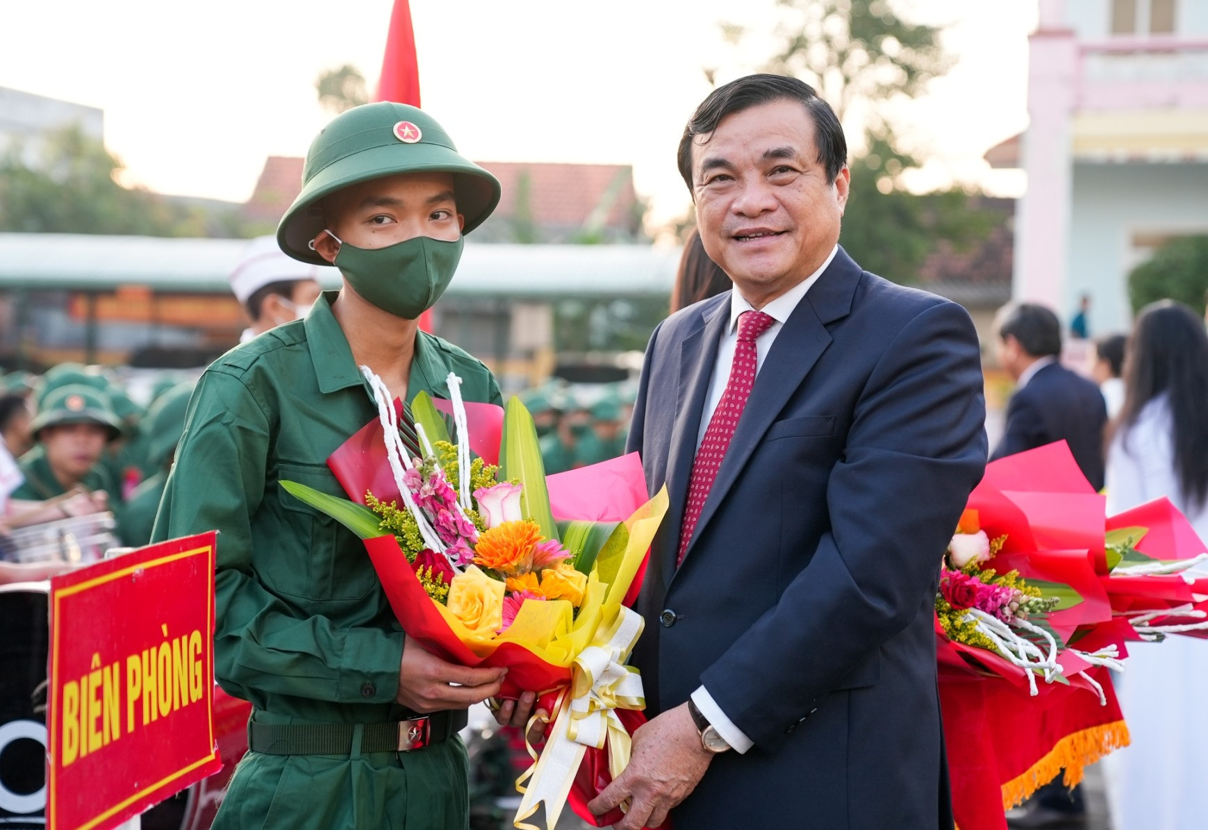 Bí thư Tỉnh ủy Phan Việt Cường tặng hoa chúc mừng chiến sĩ trẻ. Ảnh: H.Q