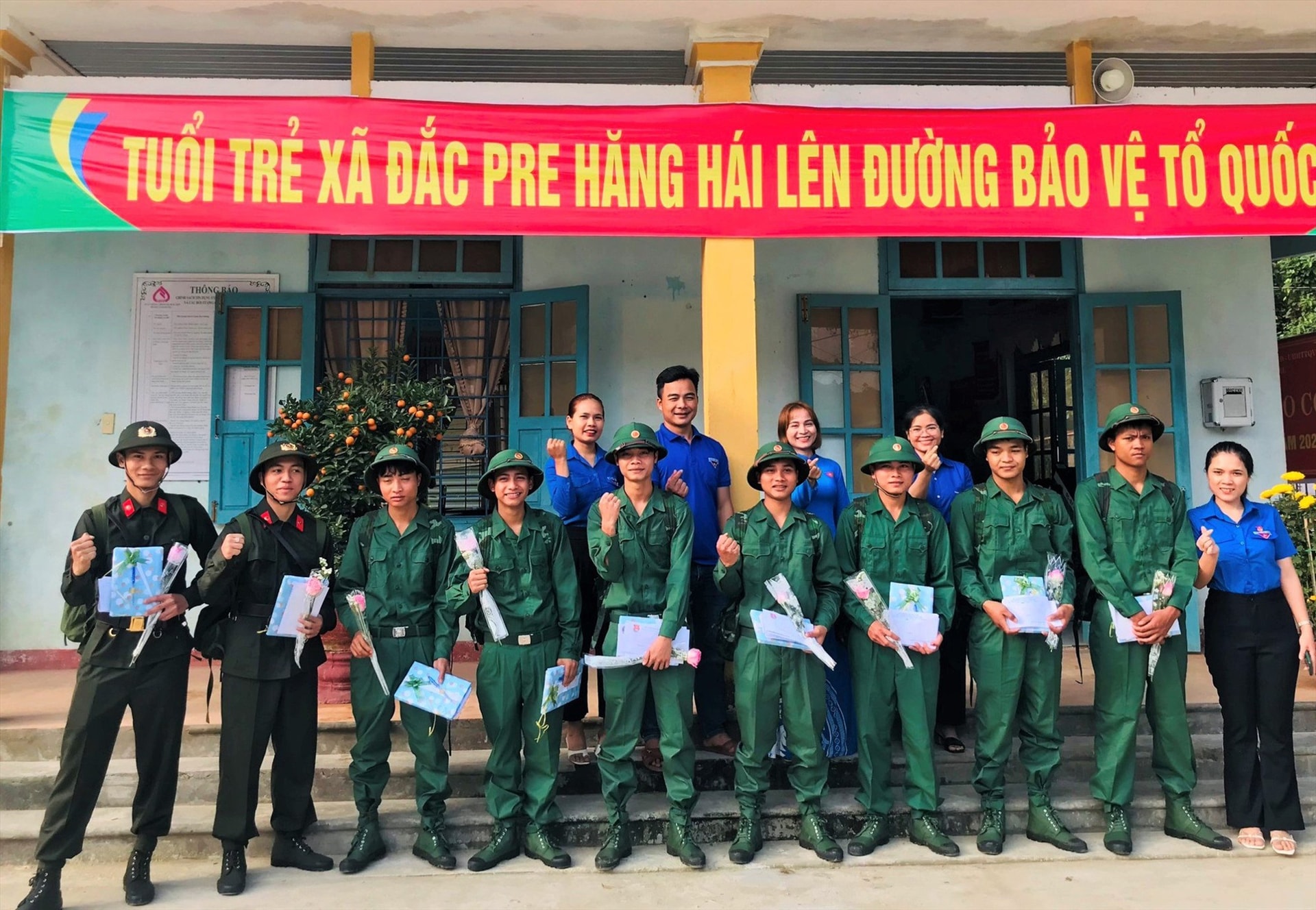 Tân binh chụp ảnh lưu niệm trước ngày nhập ngũ. Ảnh: Đ.N