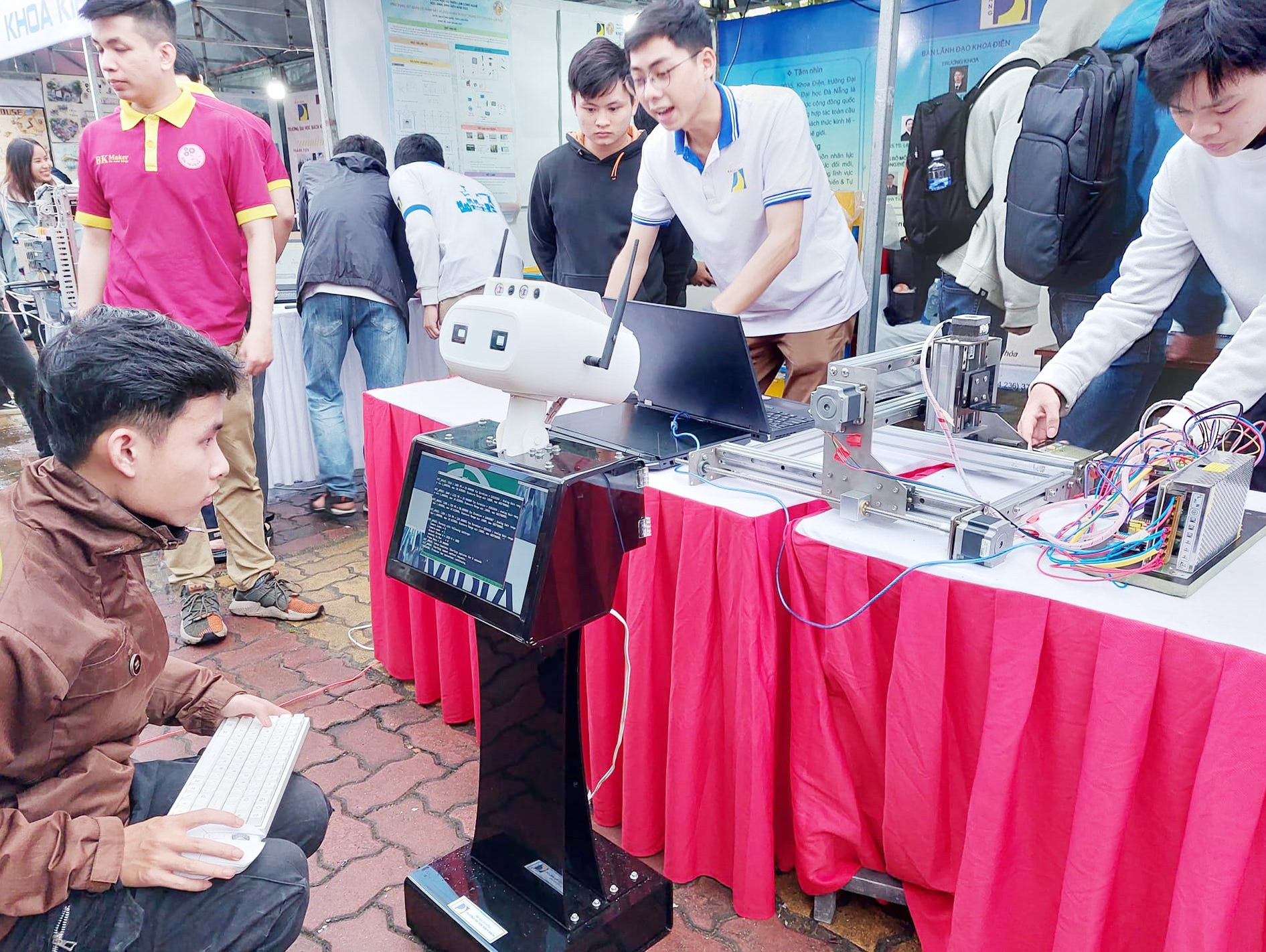Trường Đai học Bách khoa Đà Nẵng đưa chế tạo robot thông minh vào các chương trình đào tạo. Ảnh: X.L