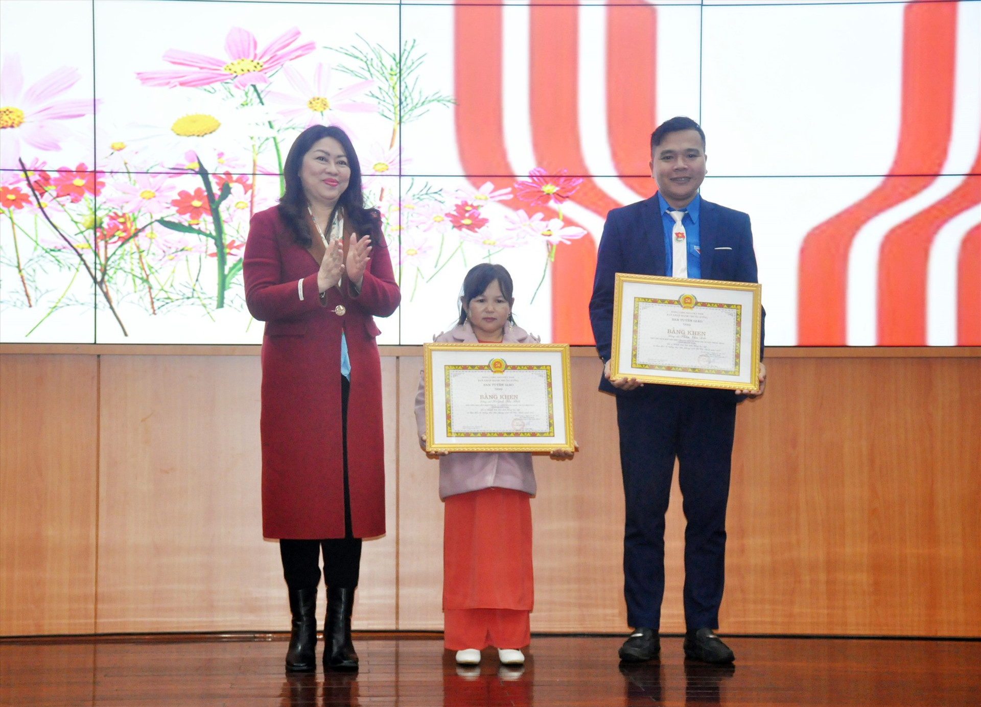 Trưởng ban Tuyên giáo Tỉnh ủy Nguyễn Thị Thu Lan trao Bằng khen của Ban Tuyên giáo Trung ương tặng các cá nhân có thành tích xuất sắc trong học tập và làm theo tư tưởng, đạo đức, phong cách Hồ Chí Minh năm 2022. Ảnh: N.Đ