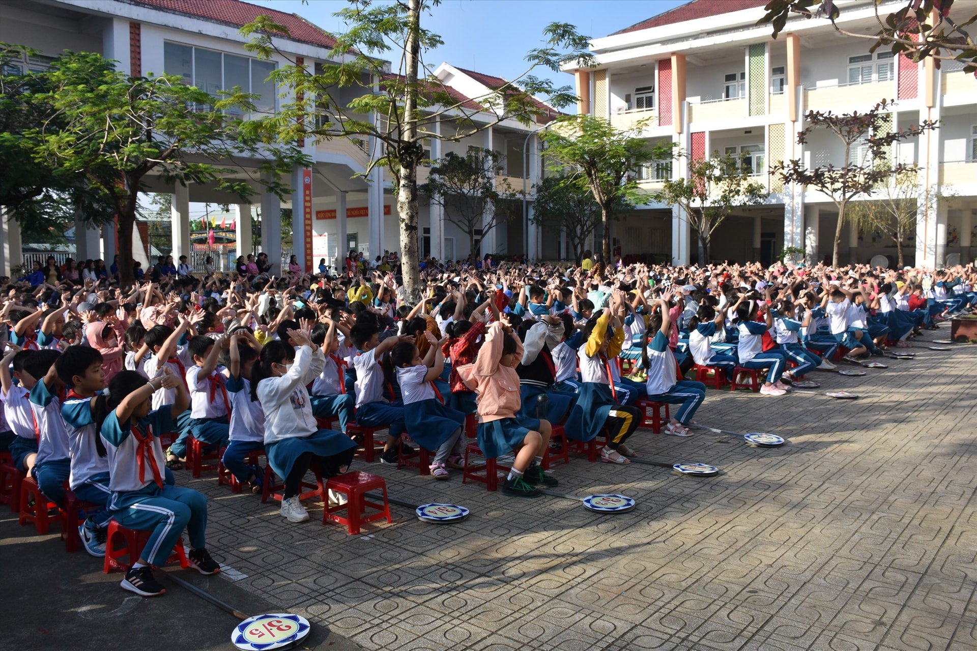 Học sinh trong trường cùng múa theo bài hát “Biết ơn chị Võ Thị Sáu“. Ảnh: M.T