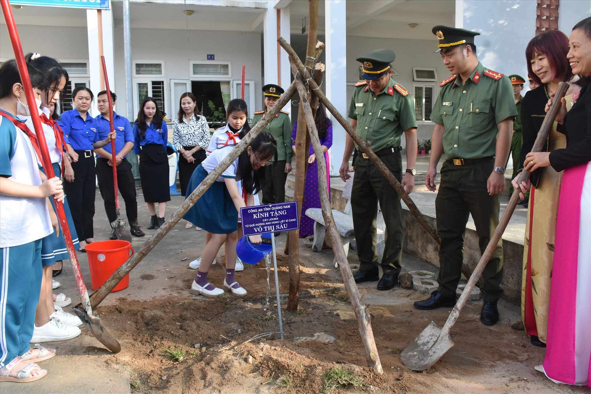 Các đại biểu, thầy cô giáo và các em học sinh trường Tiểu học Võ Thị Sáu trồng cây lêkima trong khuôn viên nhà trường