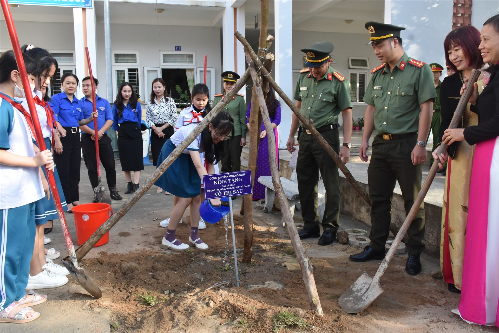 Các đại biểu, thầy cô giáo và các em học sinh trường Tiểu học Võ Thị Sáu trồng cây lêkima trong khuôn viên nhà trường