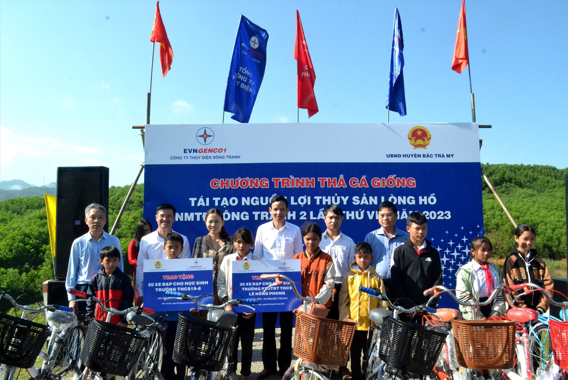 Công ty Thủy điện Sông Tranh và Công đoàn Tổng công ty Phát điện 1 đã trao tặng 40 chiếc xe đạp cho các em học sinh nghèo hiếu học trên địa bàn huyện Bắc Trà My. Ảnh; Q.VIỆT